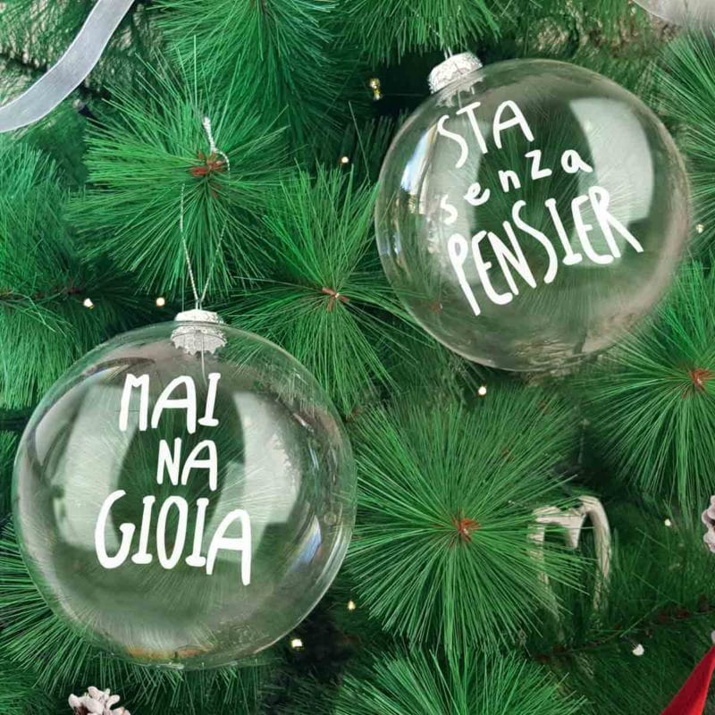 coppia-palline-in-vetro-mai-na-gioia-decorazioni-di-natale-ambientata