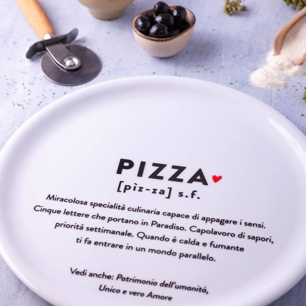 Piatto pizza in porcellana con la definizione tipo dizionario della parola pizza