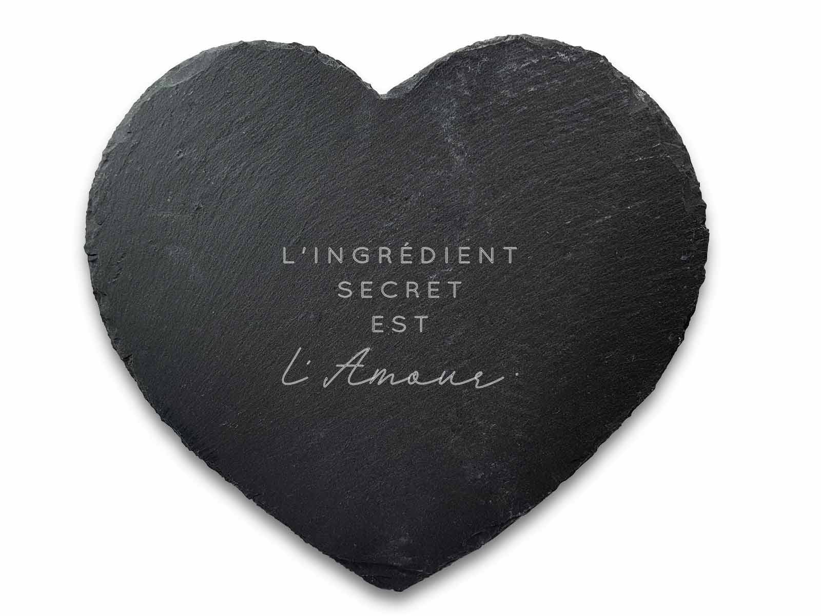 Tagliere in ardesia a forma di cuore con scritta “L’ingrédient secret est l’amour”