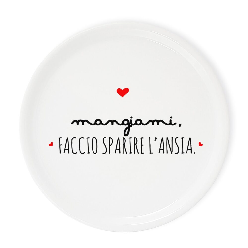 Piatto pizza in porcellana bianca con scritta ironica “Mangiami, faccio sparire l’ansia” e piccoli cuori rossi