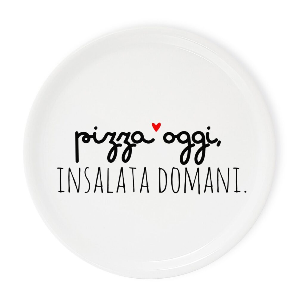 Piatto pizza in ceramica con scritta ironica “Pizza oggi, insalata domani”