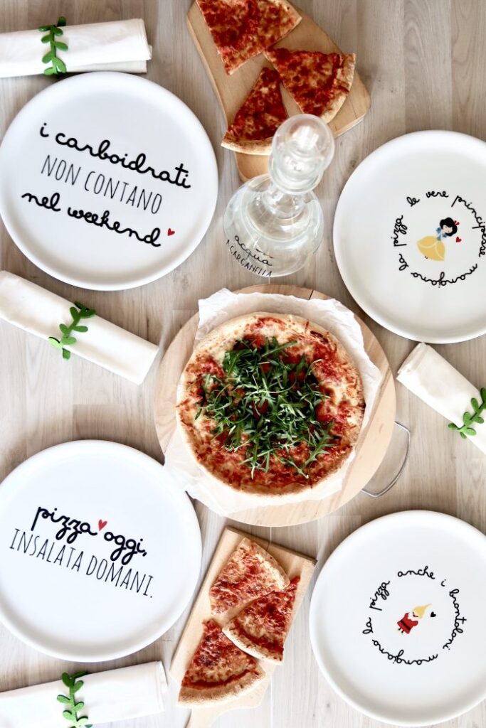 Pizza fatta in casa servita su piatti pizza decorati DuDecor