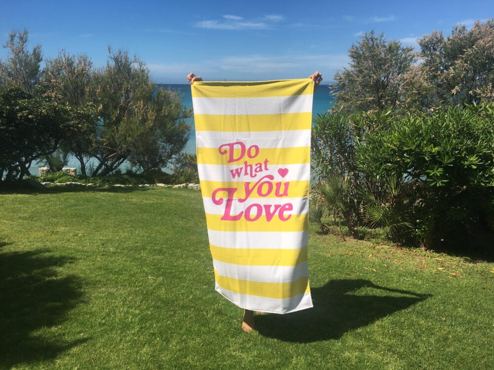 telo mare Dudecor giallo a righe con scritta decorativa estate spiaggia
